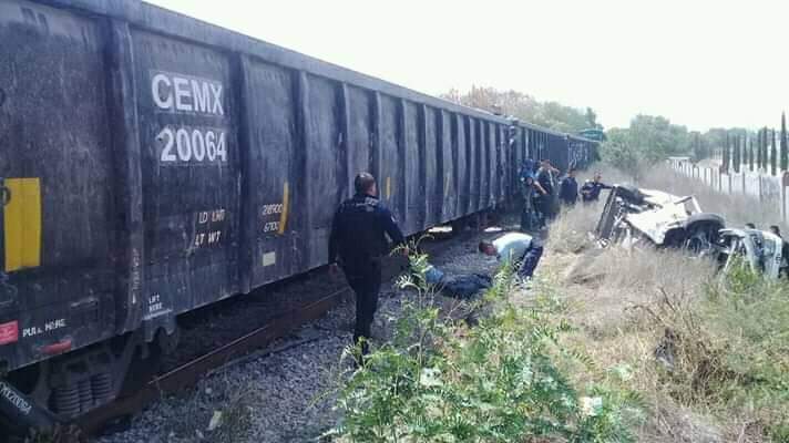 Urvan de transporte público es embestida por tren en los límites de Edomex e Hidalgo 2 Urvan de transporte público es embestida por tren en los límites de Edomex e Hidalgo