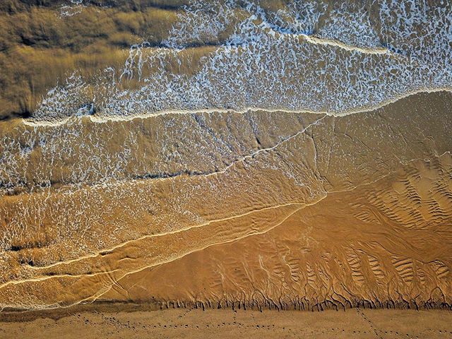 Joolzephoto's tweet photo. Playtime at the beach. #djimavicpro #dronepilot #womenwhofly #beachtime #tidal #waves #patterns #landscape #dronephotography #dronestagram #airmiles #arielphotography #lookingdown #womenwhodrone #art #seascape #notreeswereharmed #footprints https://t.co/CbLt0q9ZpQ https://t.co/6P3euyeDRn