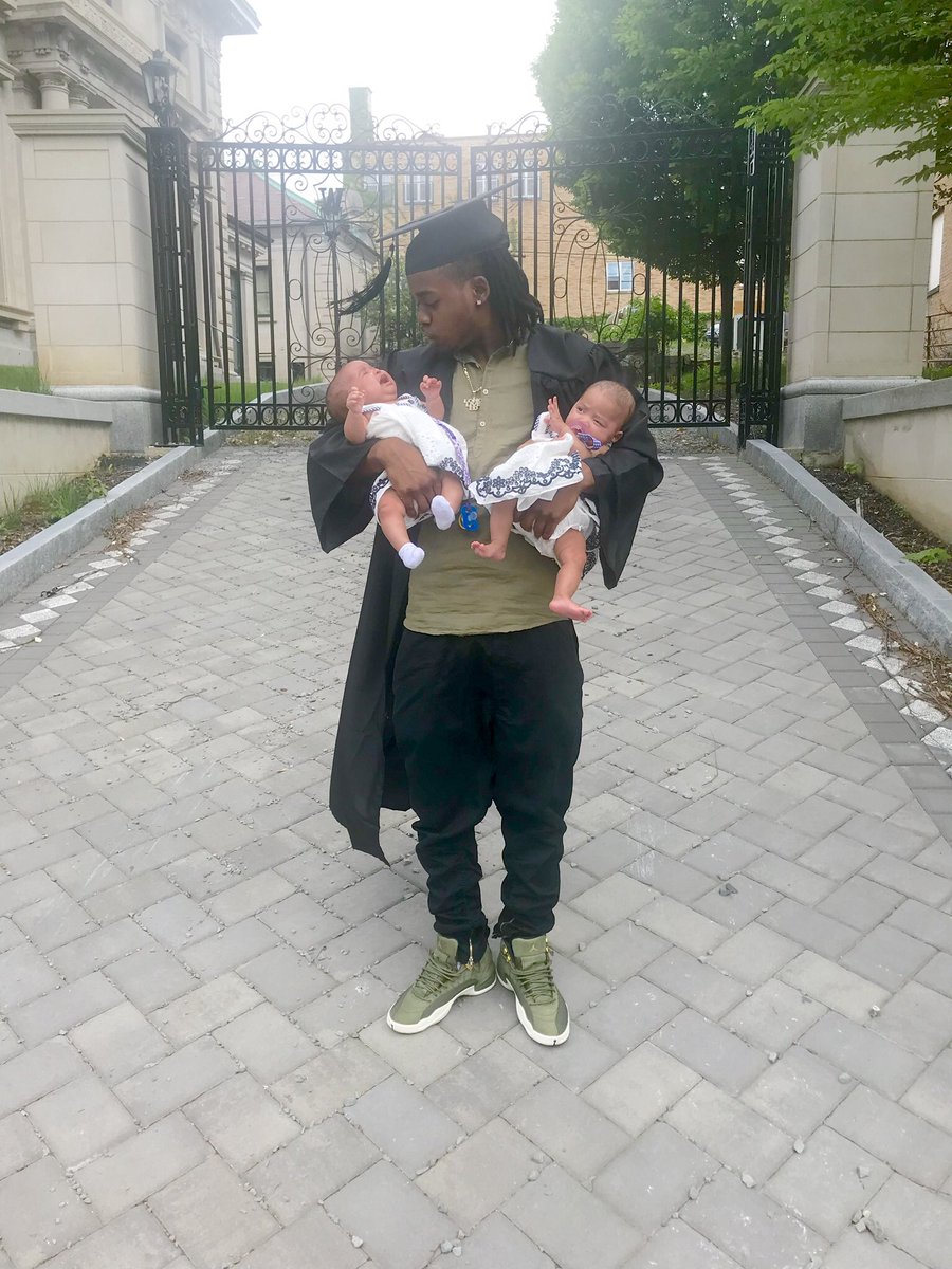 kacey_Double00's tweet photo. My life been through so much phases, but that don’t mean ima fold 🤞🏾Daddy beat da Odds Ya 🙌🏾💯🎓❤️ #Motivation #21YearsofAge #BlackExcellence https://t.co/4E61ArK7x2