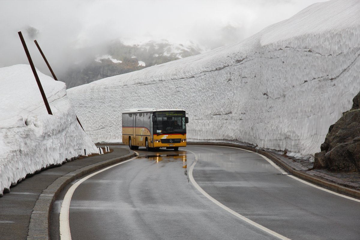 danivumalvier's tweet image. Ich denke mal die Chancen stehen sehr gut, dass man im Juni wieder einmal solche Fotos machen kann.... #Grimselpass am 11. Juni 2012. 
Nach Fahrplan sollte das @PostAuto ab 8. Juni über den Pass fahren. Details zur Passöffnung: alpen-paesse.ch