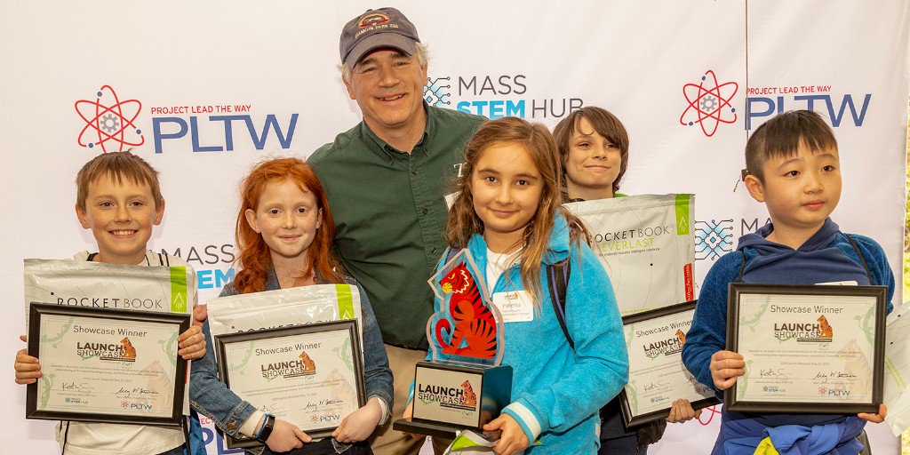 one8alhub's tweet photo. Congratulations to @PLTWorg Eliot K-8 students who were selected by industry judges as winners of today's Launch Showcase! Pictured are the winners with @zoonewengland President & CEO John Linehan. #MSHShowcase #PLTWMA #PLTWLaunch #FPZoo @BostonSchools https://t.co/Vaf1kdC5aq