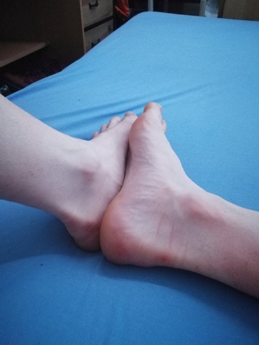 J'ai une envie de pognon. Quel chien vient raquer ce soir ?  I want more money. What bitch is gonna pay<a href="/tag/footfetish"class="tags"><span>#footfetish</span></a><a href="/tag/feet"class="tags"><span>#feet</span></a><a href="/tag/toes"class="tags"><span>#toes</span></a><a href="/tag/slave"class="tags"><span>#slave</span></a><a href="/tag/findom"class="tags"><span>#findom</span></a><a href="/tag/paypig"class="tags"><span>#paypig</span></a>