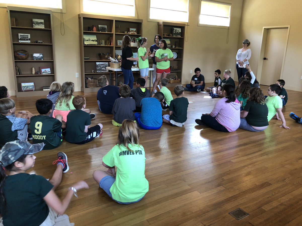LeslieThier15's tweet photo. Fourth graders had a blast at the #SophienburgMuseum today! #fourthrocks #NewBraufelsHistory #mvestribe #shinebright https://t.co/tytZQrsxp7