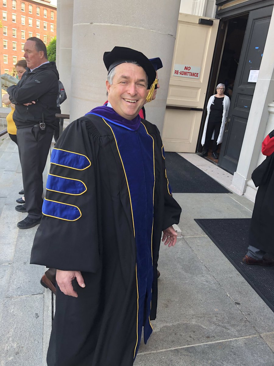 patrickecook's tweet image. Scenes from an #MCCGrad - best day of the year on campus!  @middlesex_cc @MiddlesexAlumni @RepKenGordon  #Bedford #Lowell 3/4