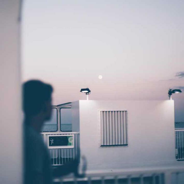 -أكرّه اللحظَة إللي أجُبر نفسيّ أتقبّل أشيَاء مُو راضي عنها بسببّ أن ما باليّد حِيله..💔