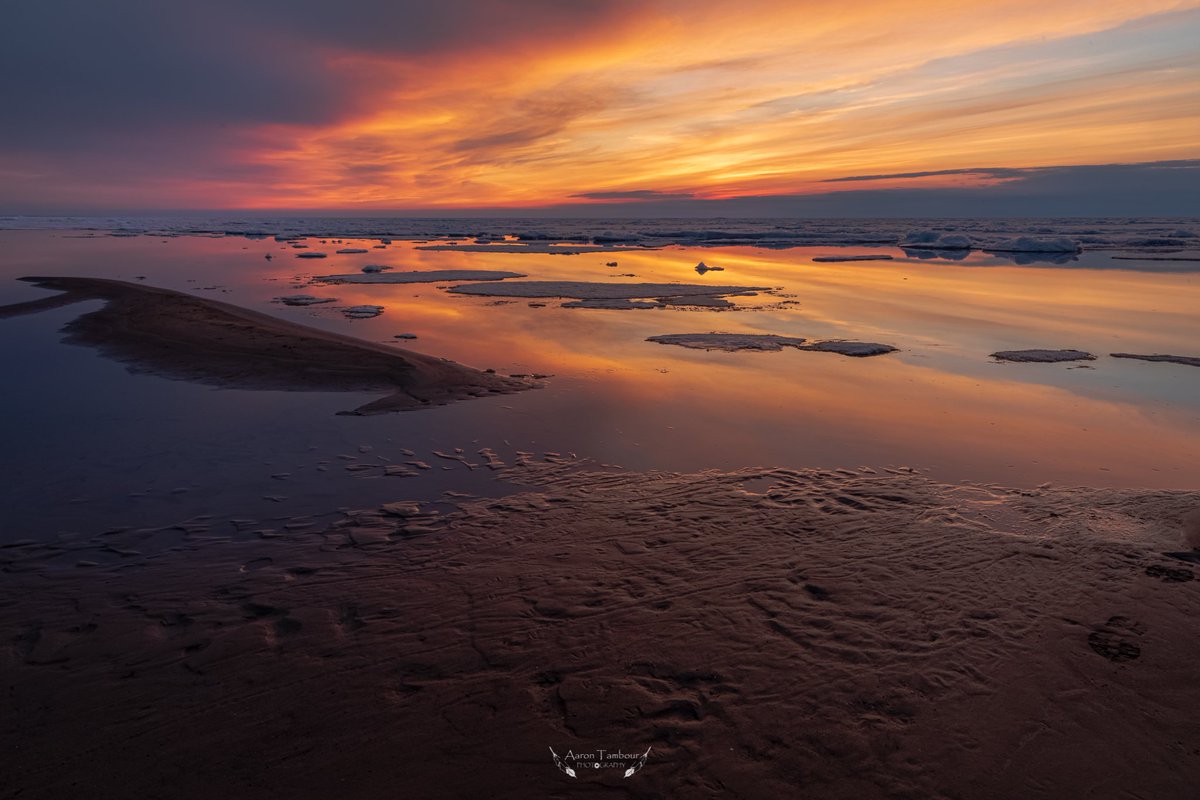 Sunset at one of the beaches in Hay River, Northwest Territories Canada
#canoncanada #canonphoto #hayriver #northwesterritories #canada #sunset #beach #exploreCanada #travelcanada #landscapephotography #sunsetlover #canon5dmarkiv