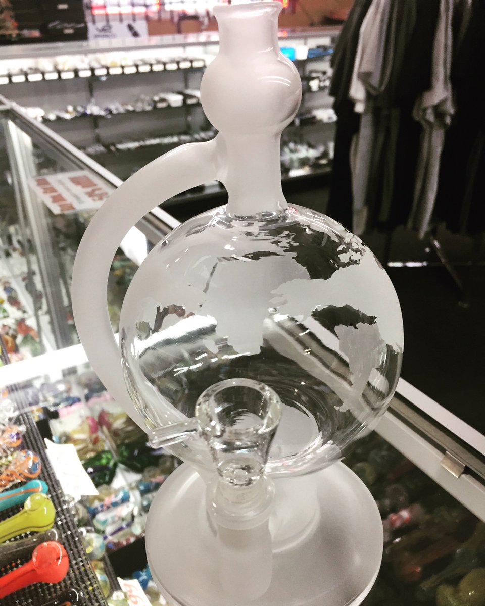 doobie_shop's tweet photo. Outta this world! 🌎 
#waterpipe #bong #world #earth #globe #dabrig #oilrig #stoners #dabs #colorado #coloradostoners #coloradodabs #brightoncolorado #smellslikecolorado #doobiessmokeshop https://t.co/9nu8071nMz