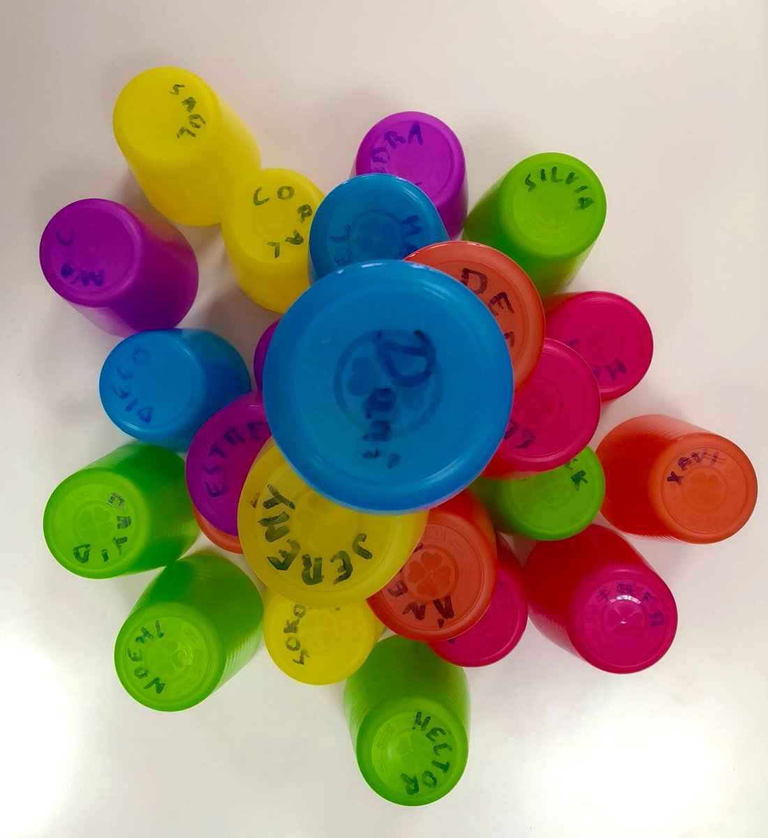 ceipasturias's tweet photo. Concienciando a los/as futuros/as ciudadanos/as para reducir el uso de #plásticos Bebemos en vasos de plástico reutilizables evitando los de un solo uso y las botellas. #NoPlasticChallenge 🌳🌲🌎 https://t.co/EvQM1441k2