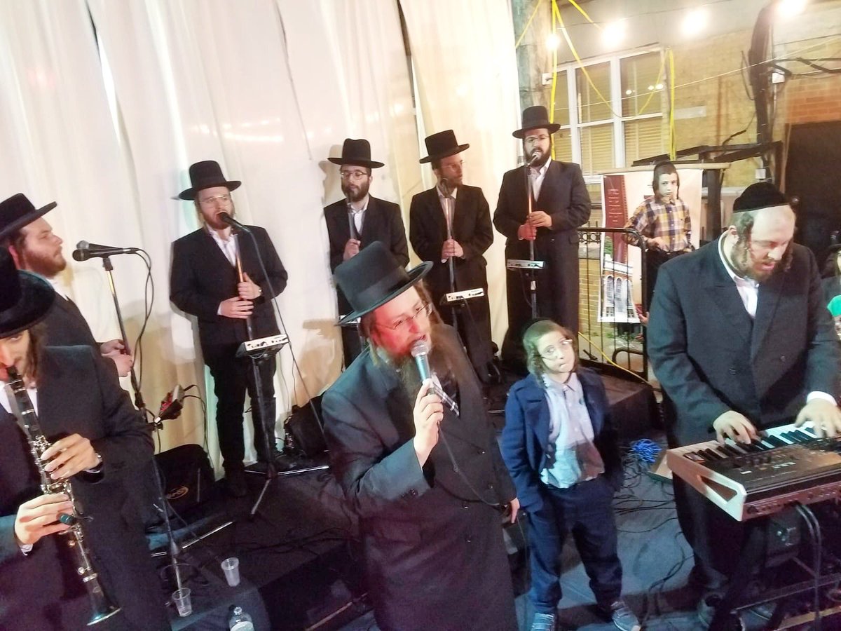 Yedidim Choir (@yedidimchoir) on Twitter photo #lagbomer #hadluka in #boropark with #suscherguttman #music by <a href="/YideyH/">Yidey Holtzler</a> #awesomeperformance #lagbomer #hadluka in #boropark with #suscherguttman #music by <a href="/YideyH/">Yidey Holtzler</a> #awesomeperformance