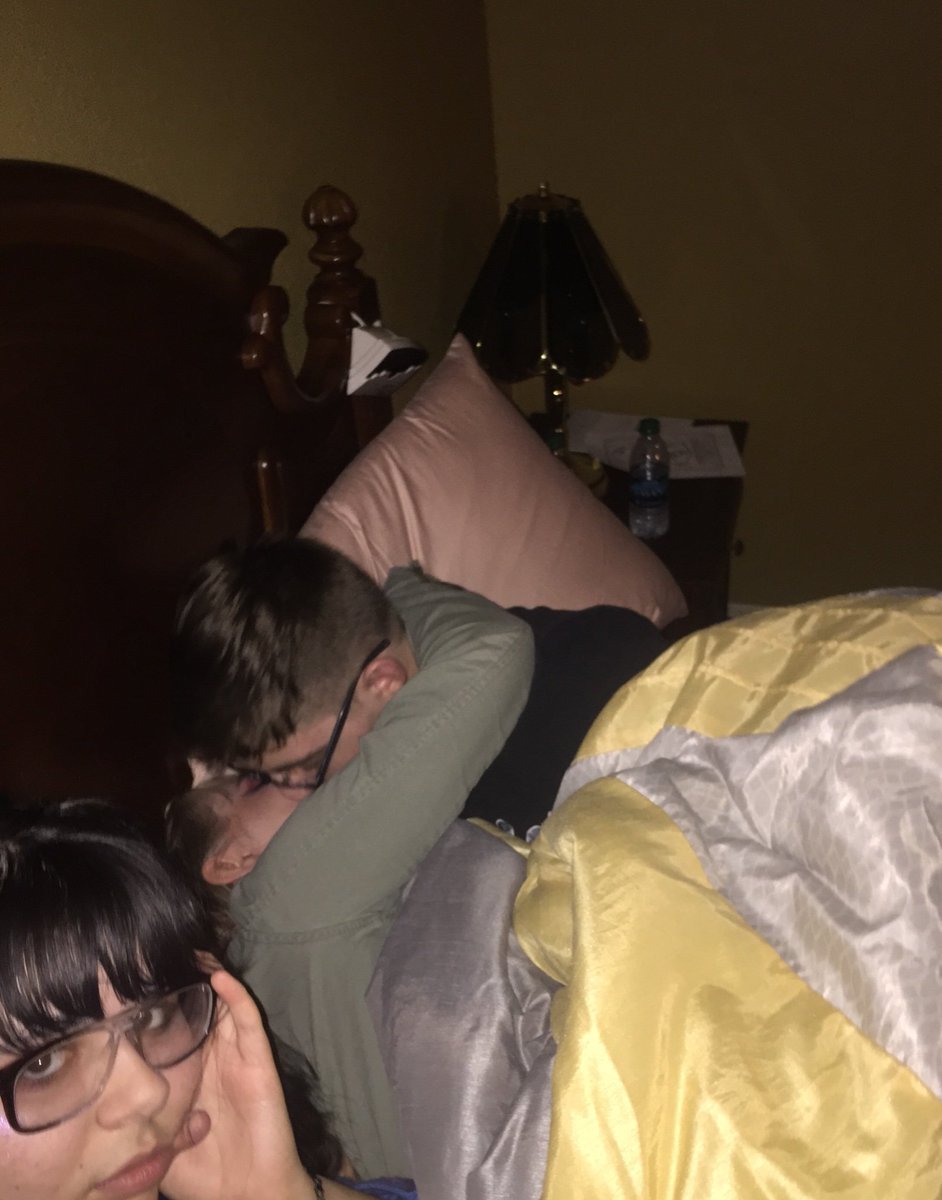 breakupterms's tweet photo. chillin in bed with my friends. look over and see this https://t.co/hdO9868vwN