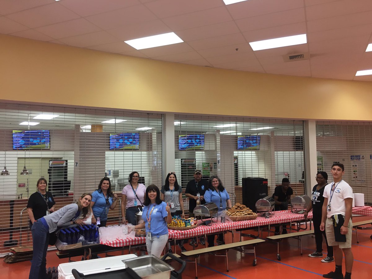 WestBrowardHigh's tweet photo. Thank you SGA, PTSA, and Senior Class for a great Senior “Class of 2019” Day!!  Great leadership Ms. Yard, Mrs. Barnes &amp; Ms Syrocki!! https://t.co/7NNRnB08IG