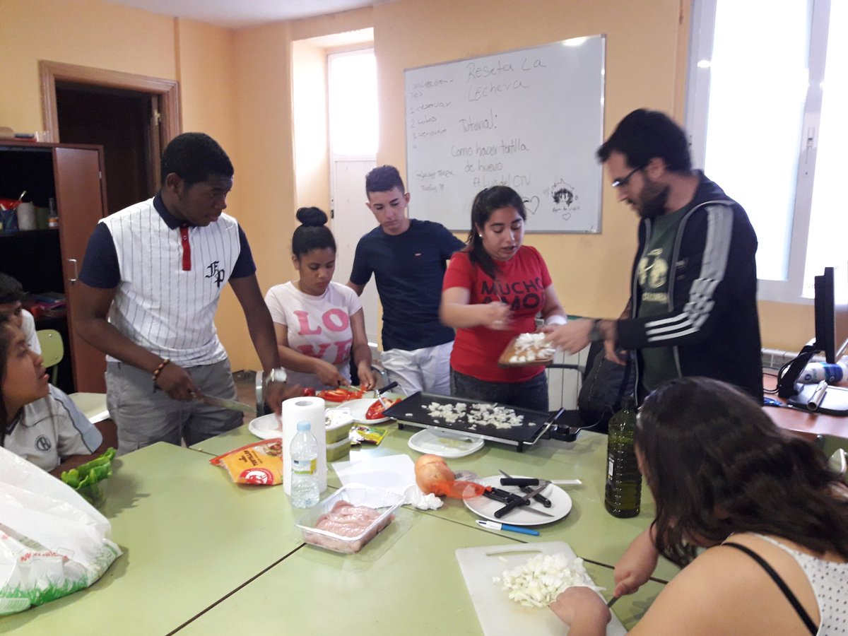 CTetuanVentilla's tweet photo. Hoy, en nuestro #TallerDeCocina3 hemos aprendido a hacer fajitas mexicanas de pollo y verduras. Dirigidos por #AntonioSacristán, las hemos sazonado y nos han salido riquísimas de saboooooorrrrr 🌮🌮 #CTVChef https://t.co/5B8Sg3SjUs