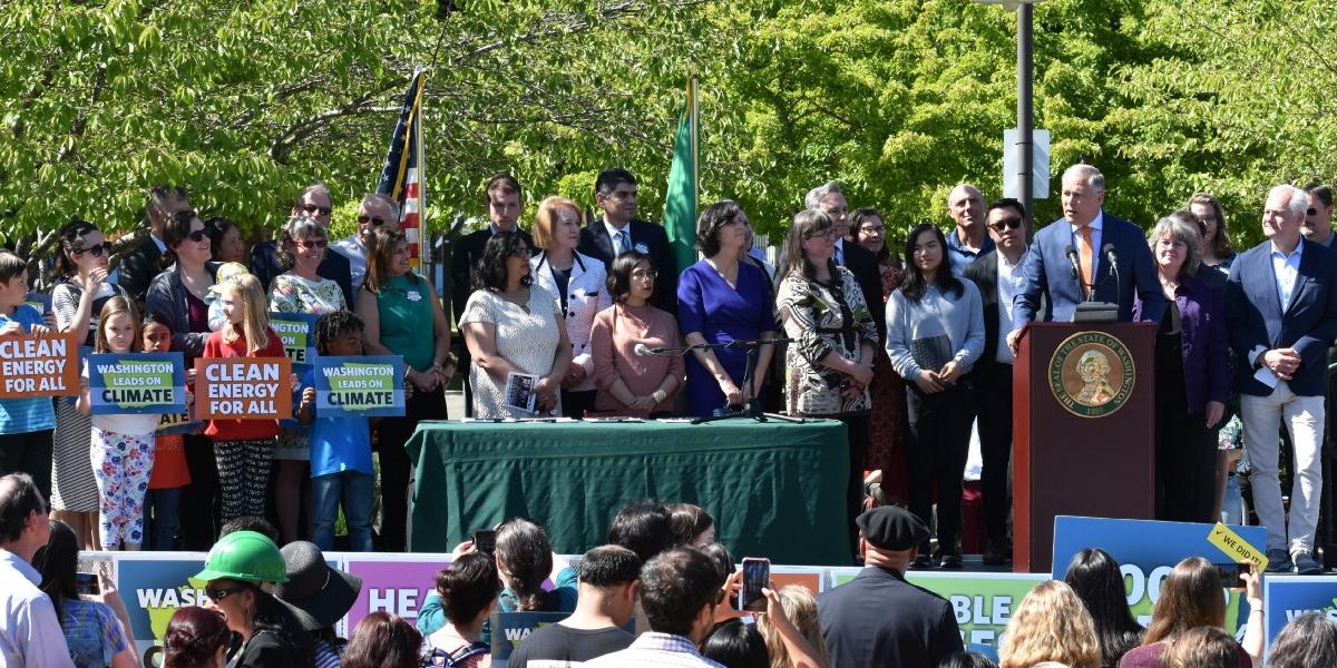 Did you know Washington is the 4th state to commit to 100% #carbonfree future? Big highlights include the following mandates: no #coal energy by 2025, must be carbon neutral by 2030, must be self-generating carbon free by 2045. Full story via <a href="/ACORE/">ACORE</a> ow.ly/fcQV50ufm98