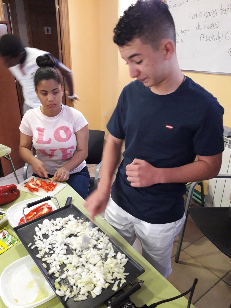 CTetuanVentilla's tweet photo. Hoy, en nuestro #TallerDeCocina3 hemos aprendido a hacer fajitas mexicanas de pollo y verduras. Dirigidos por #AntonioSacristán, las hemos sazonado y nos han salido riquísimas de saboooooorrrrr 🌮🌮 #CTVChef https://t.co/5B8Sg3SjUs
