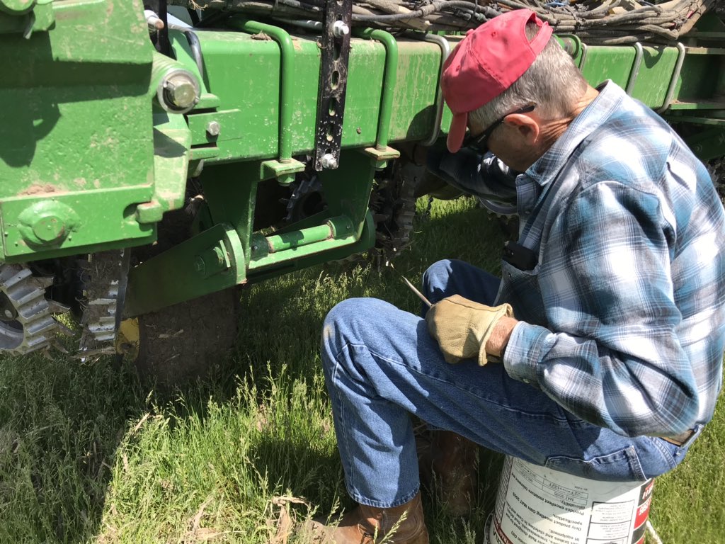 BurroughsFarms's tweet photo. Cleaning up the ponies for the next ride #plant19 https://t.co/2hDbRy639n