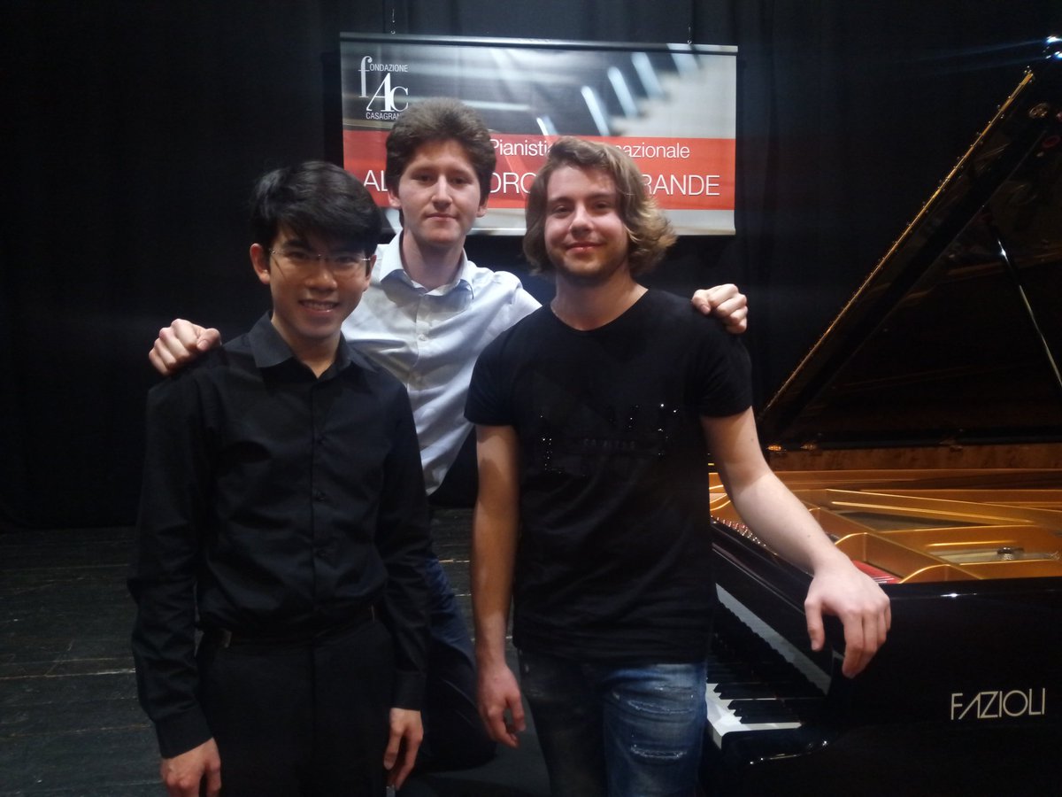 ilcasagrande's tweet photo. La giuria ha annunciato i nomi dei tre finalisti. Eccoli nella foto, sono: Federico Gad Crema (20 anni, Italia), Emanuil Ivanov (20 anni, Bulgaria) e Aristo Sham (23 anni, Hong Kong). La finale sarà questo sabato 25 maggio! Stay tuned

Alink-Argerich Foundation @Fazioli_Pianos https://t.co/cwXDJKnIue