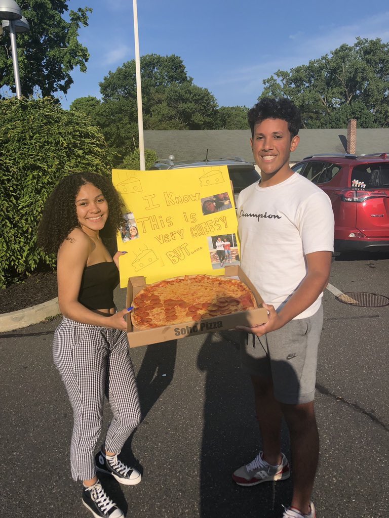 DHSPromposals's tweet photo. . @GullyGuyE2 stole a PIZZA @keyannaelizaxx ‘s heart by asking her to prom! https://t.co/y1CPepqVbF