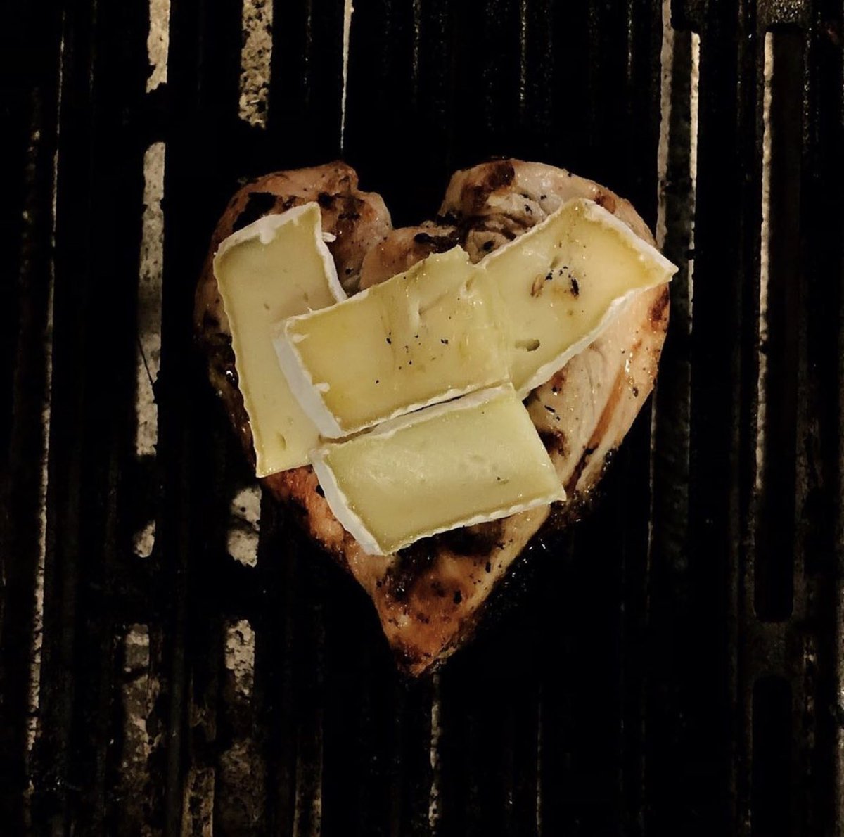 ❤️ chicken + brie?

Then you need to try our chicken + brie sandwich with roasted 🍎 + fig jam.