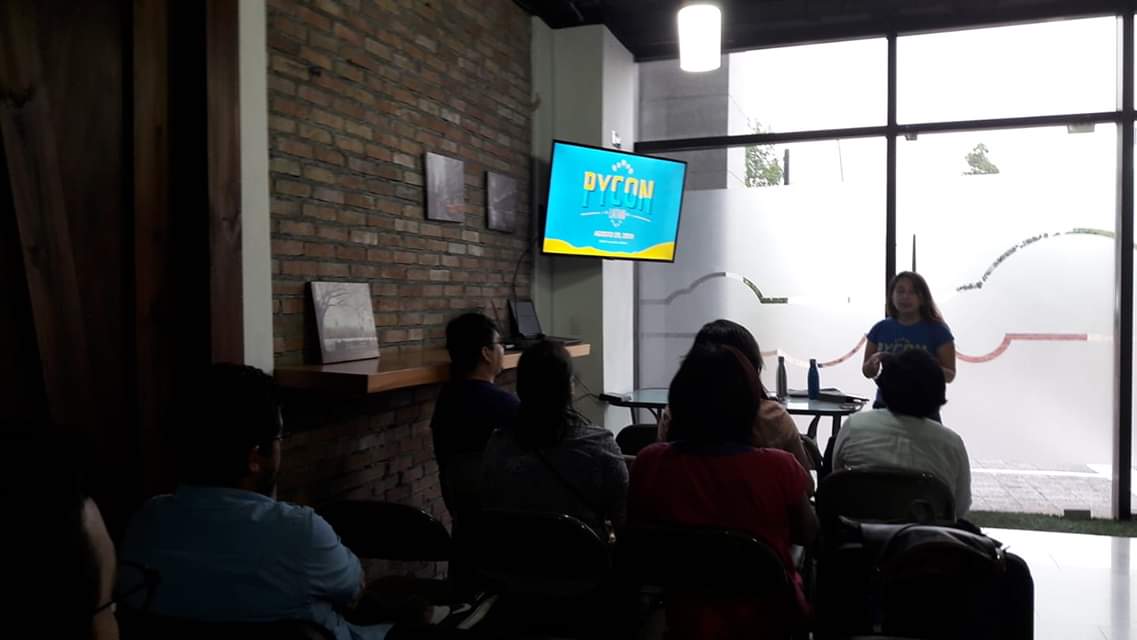 silfiderg's tweet image. Hablando sobre @PyLatam  #PyConLatam19 en la reunión mensual de Women in Data Science