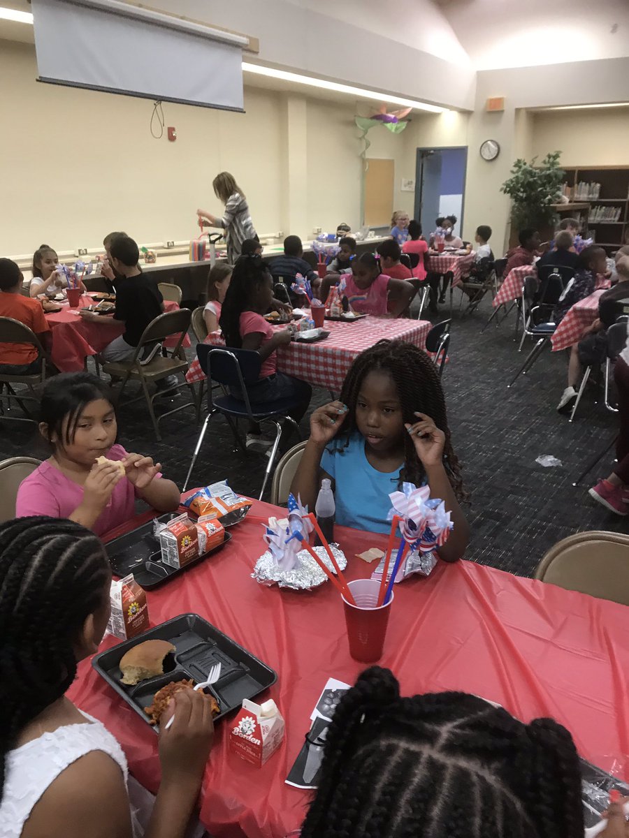 Yesterday AR readers enjoyed a visit from the Perot Museum and a picnic in the library. It was a HUGE success! I am, so grateful for 13 of my colleagues that took time out of their duties to make this event successful. I couldn't have done it without you! 
#teamwork