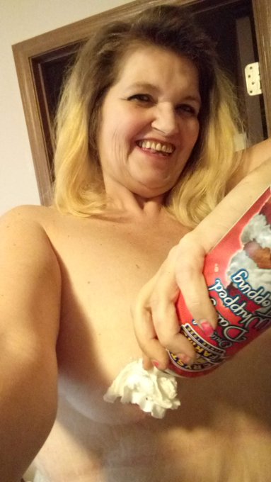 Anyone for a little whip cream??? https://t.co/xAQ8w96T95 https://t.co/6DZK4KFHnr