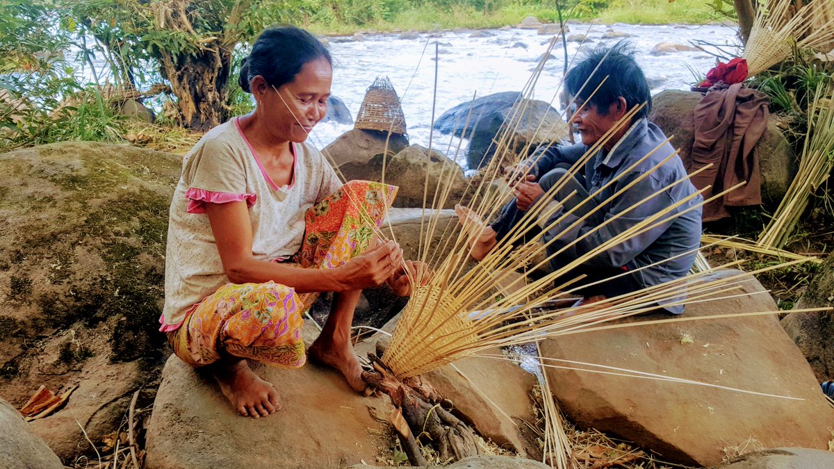 watphoutravels's tweet photo. On the way of the trekking around Tad Lo waterfall, sometime you can see the local villagers preparing their fisher equipment that make from the bamboo.
#localtools #Tadlo #southernlaos #Laos https://t.co/jAcPQY96IJ