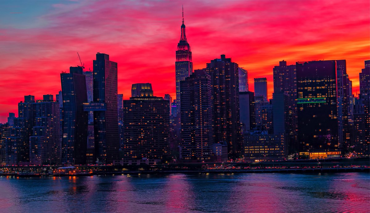 isardasorensen's tweet image. Sunset skies afire tonight in #NYC.
