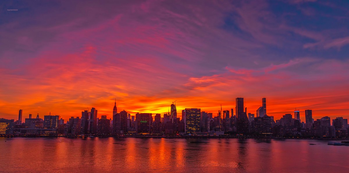 isardasorensen's tweet image. Sunset skies afire tonight in #NYC.
