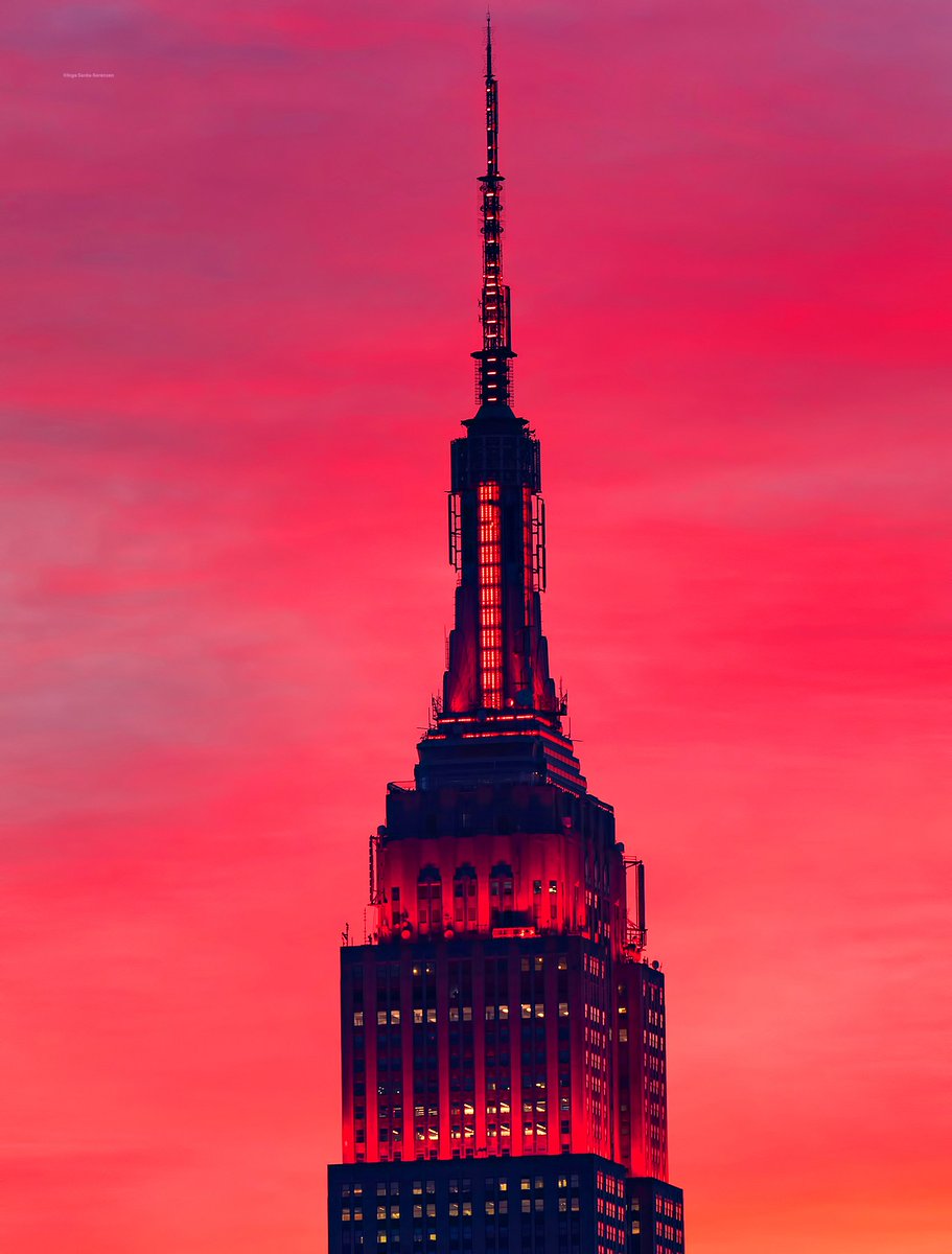 isardasorensen's tweet image. Sunset skies afire tonight in #NYC.