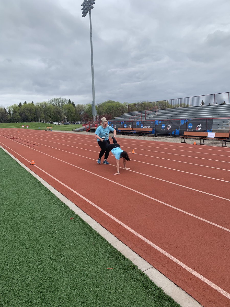 EBDesignCompany's tweet photo. obstacle course - everyone needs a buddy to push them forward 🙌🏼 #microsoft #FMWFCorpCup https://t.co/0sH9hXyW9o