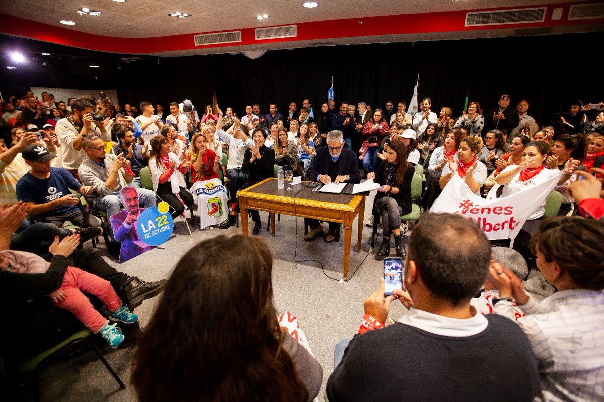 sanluisgob's tweet photo. El gobernador Alberto Rodríguez Saá presentó el #ProgramaEmpezar, un proyecto de capacitación que busca insertar en el mercado de trabajo privado a los jóvenes de entre 16 y 24 años.  
Más info acá: https://t.co/FCOpEqXBtX
#SanLuisNosUne https://t.co/9cteh119hE