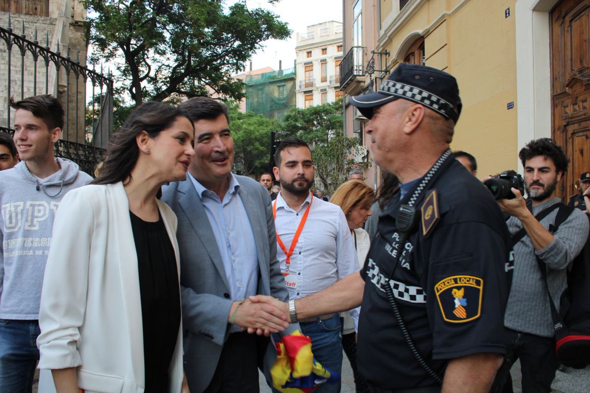 Fginer's tweet photo. Saludo y agradecimiento merecido de @InesArrimadas a nuestra @policialocalvlc 
#NosApasionaValencia 
#ValenciaCómodayAbierta https://t.co/YL5pxuCBhl