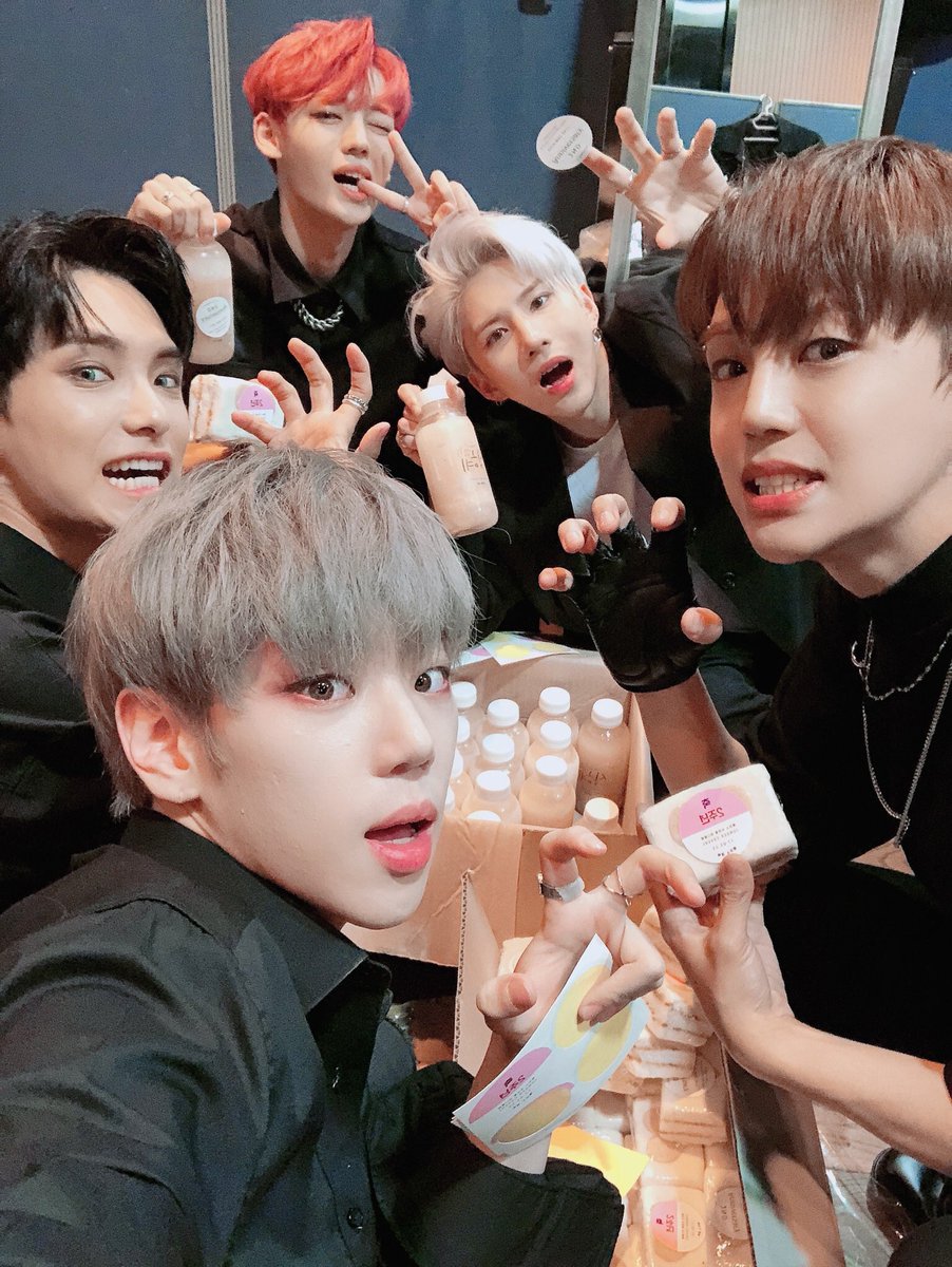 yoochan_pics's tweet photo. HE. IS. SO. RUDE. https://t.co/QZc5xEXMfY