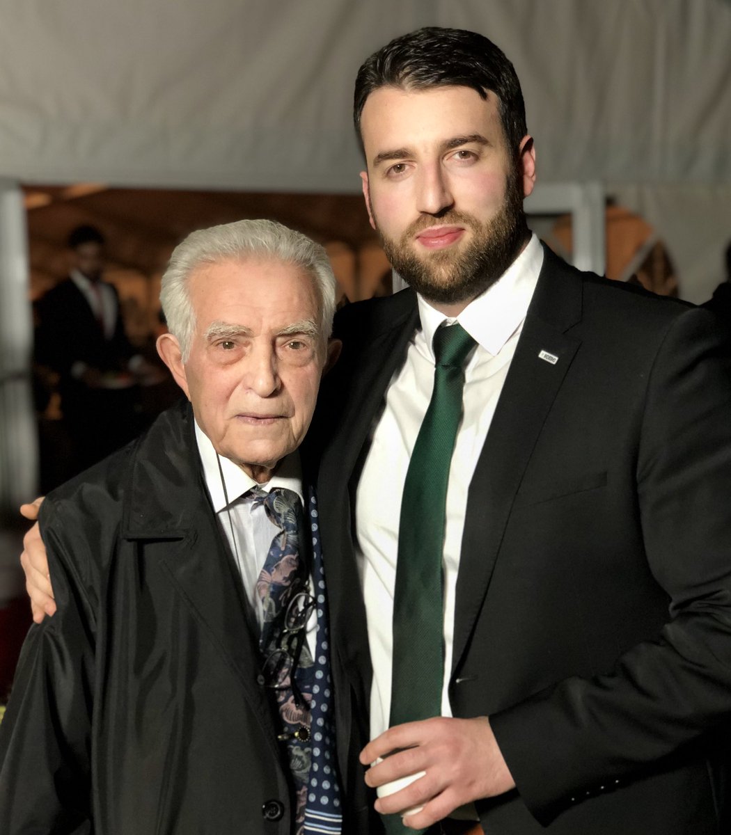 Cicek_Selcuk's tweet photo. Yıl 1965. Yer Köln. Ramazan Bayramı yaklaşıyor ama cami yok, teşkilat yok, namaz kılacak mekan yok. Bu esnada sahneye Yusuf Topcu ağabeyimiz ve arkadaşları çıkıyor ve onların girişimleri neticesinde Almanya tarihinin ilk ve en büyük Bayram Namazı Köln Dom Kilisesi’nde kılınıyor. https://t.co/zub7pIVcI7
