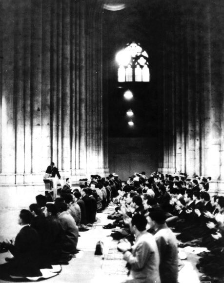 Cicek_Selcuk's tweet photo. Yıl 1965. Yer Köln. Ramazan Bayramı yaklaşıyor ama cami yok, teşkilat yok, namaz kılacak mekan yok. Bu esnada sahneye Yusuf Topcu ağabeyimiz ve arkadaşları çıkıyor ve onların girişimleri neticesinde Almanya tarihinin ilk ve en büyük Bayram Namazı Köln Dom Kilisesi’nde kılınıyor. https://t.co/zub7pIVcI7