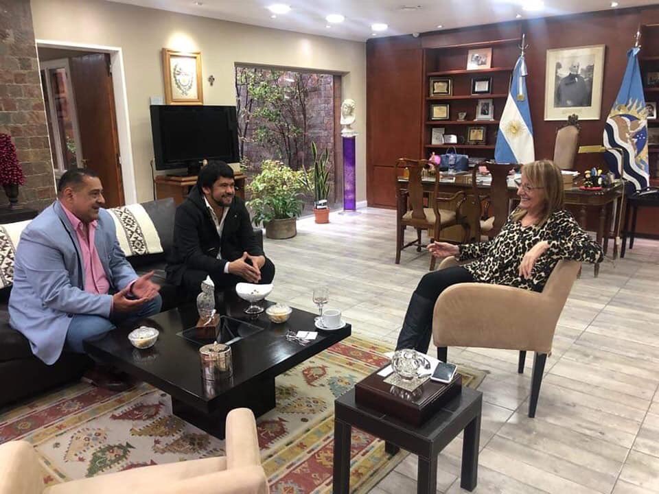GuilleMercadoLA's tweet photo. #RíoGallegos
Gracias @aliciakirchner por recibirnos al Diputado Ormeño y a mi. Gracias por apoyar y ser parte fundamental en el proyecto de las 600ha, que en el día de hoy se aprobó. La esperamos en Los Antiguos en el mes de Junio donde realizaremos anuncios más que importantes. https://t.co/p27AumkJIW