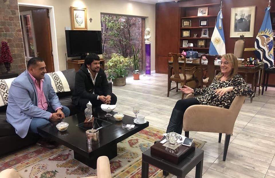 GuilleMercadoLA's tweet photo. #RíoGallegos
Gracias @aliciakirchner por recibirnos al Diputado Ormeño y a mi. Gracias por apoyar y ser parte fundamental en el proyecto de las 600ha, que en el día de hoy se aprobó. La esperamos en Los Antiguos en el mes de Junio donde realizaremos anuncios más que importantes. https://t.co/p27AumkJIW