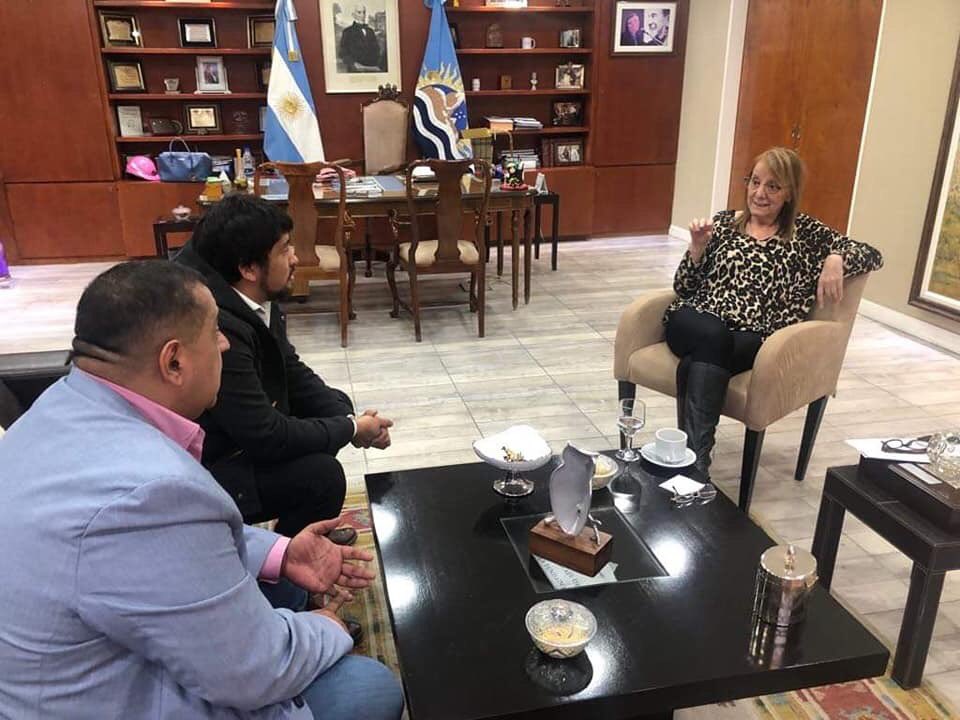 GuilleMercadoLA's tweet photo. #RíoGallegos
Gracias @aliciakirchner por recibirnos al Diputado Ormeño y a mi. Gracias por apoyar y ser parte fundamental en el proyecto de las 600ha, que en el día de hoy se aprobó. La esperamos en Los Antiguos en el mes de Junio donde realizaremos anuncios más que importantes. https://t.co/p27AumkJIW