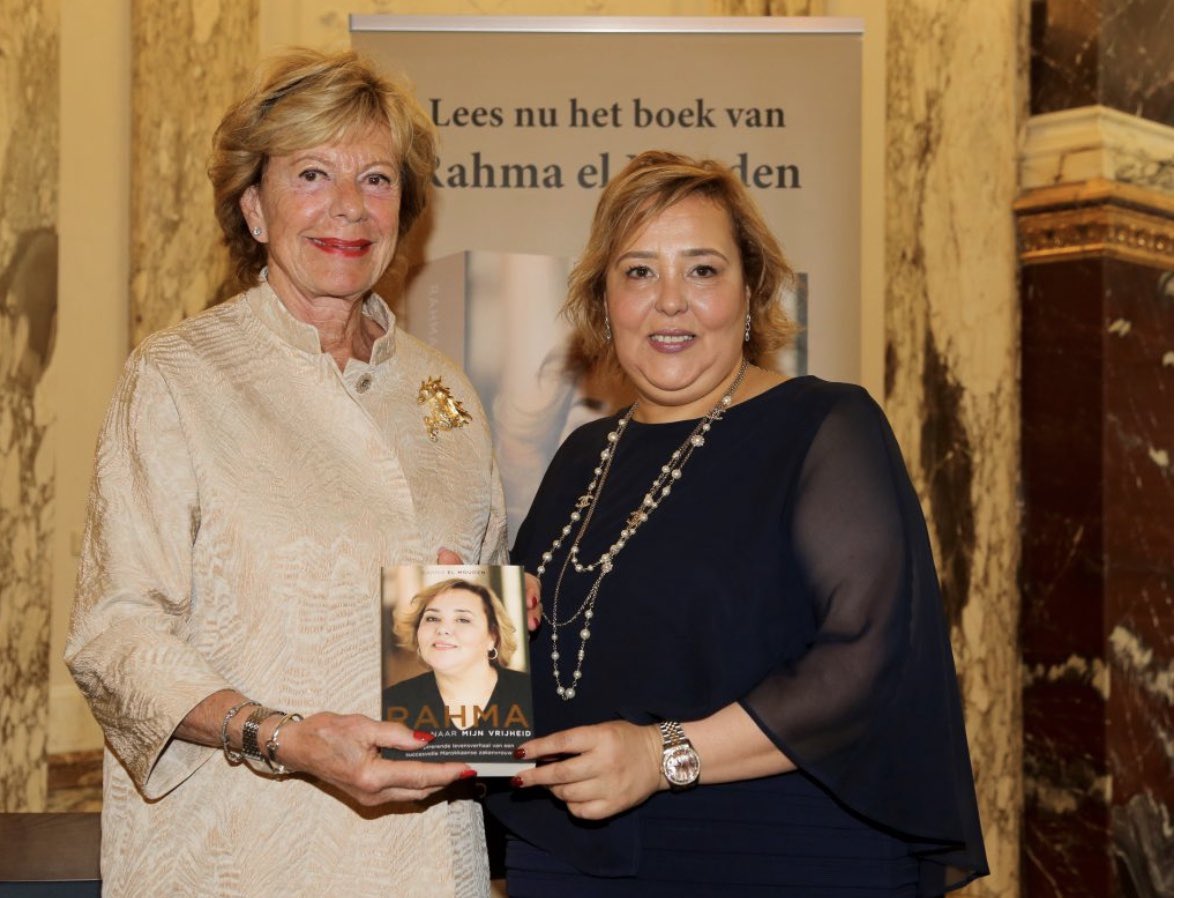 De volgende premier is een vrouw! Vandaag tijdens de presentatie van mijn boek voelde ik mij bevoorrecht om het 1e exemplaar te overhandigen aan Neelie Kroes. Neelie is een rolmodel voor veel vrouwen met mij. We gaan van 6% vrouwen aan de top naar 20% vrouwen aan de top!