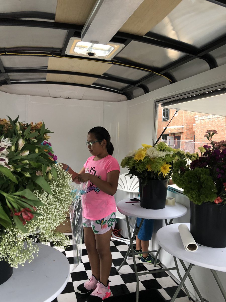 MsKristyNewport's tweet photo. #rollingwildcat rocking it out at NIS Family Night- flowers and produce! https://t.co/jg0mcCrfbr