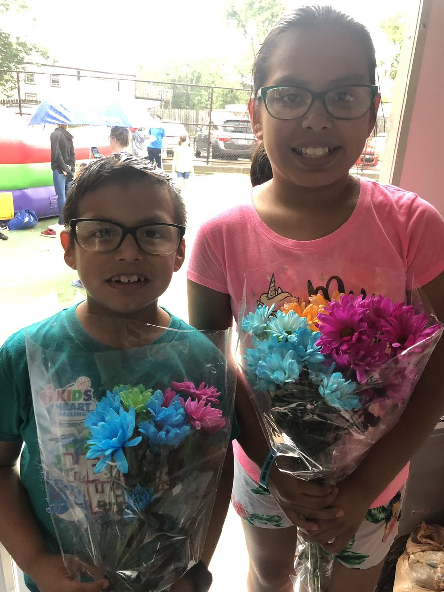 MsKristyNewport's tweet photo. #rollingwildcat rocking it out at NIS Family Night- flowers and produce! https://t.co/jg0mcCrfbr