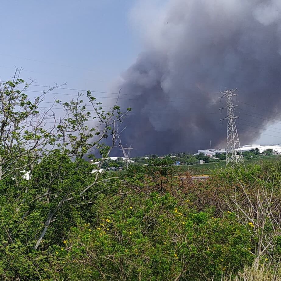#Precaución 
Incendio en carretera Veracruz-Tejar a la altura del fraccionamiento Las Vegas. #Veracruz 
xeu.mx