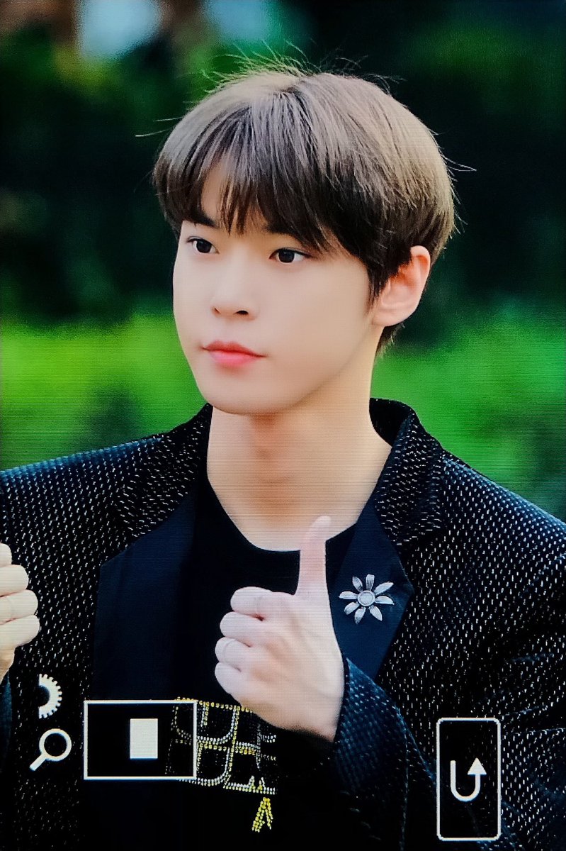 shot_a_love's tweet photo. 190524 뮤직뱅크 출근 #도영 https://t.co/yJBa1q3ISG