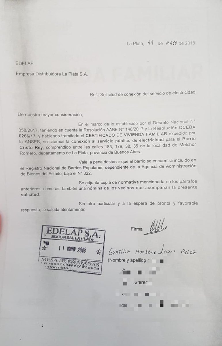 tino_algorta's tweet photo. Hace un año (11/5/18), Cinthia pidió como referenta de su barrio la conexión formal de la luz. 
@EDELAP__Oficial nunca atendió a ese pedido. 
Hace días su vivienda se incendió por un cortocircuito dada su conexión precaria.
#ServiciosBasicosParaLosBarriosPopulares https://t.co/EyDeEJRbhO