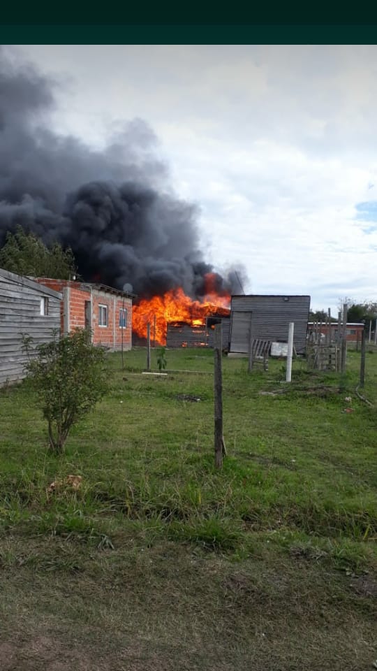 tino_algorta's tweet photo. Hace un año (11/5/18), Cinthia pidió como referenta de su barrio la conexión formal de la luz. 
@EDELAP__Oficial nunca atendió a ese pedido. 
Hace días su vivienda se incendió por un cortocircuito dada su conexión precaria.
#ServiciosBasicosParaLosBarriosPopulares https://t.co/EyDeEJRbhO