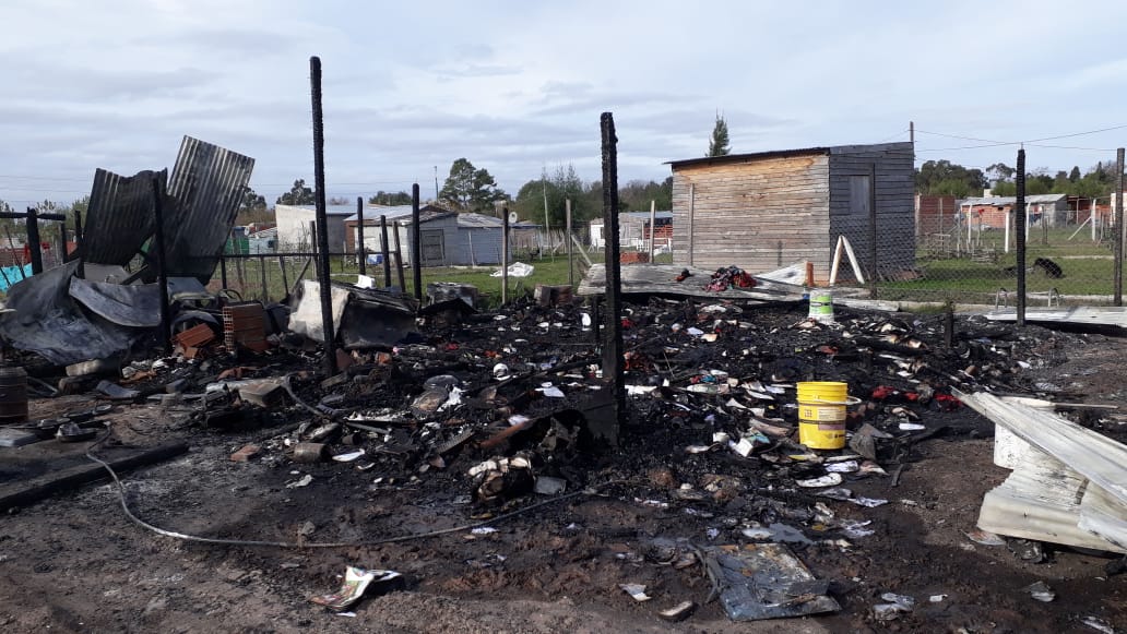 tino_algorta's tweet photo. Hace un año (11/5/18), Cinthia pidió como referenta de su barrio la conexión formal de la luz. 
@EDELAP__Oficial nunca atendió a ese pedido. 
Hace días su vivienda se incendió por un cortocircuito dada su conexión precaria.
#ServiciosBasicosParaLosBarriosPopulares https://t.co/EyDeEJRbhO