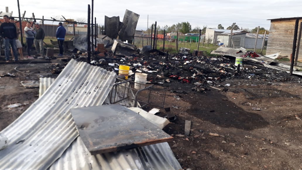 tino_algorta's tweet photo. Hace un año (11/5/18), Cinthia pidió como referenta de su barrio la conexión formal de la luz. 
@EDELAP__Oficial nunca atendió a ese pedido. 
Hace días su vivienda se incendió por un cortocircuito dada su conexión precaria.
#ServiciosBasicosParaLosBarriosPopulares https://t.co/EyDeEJRbhO