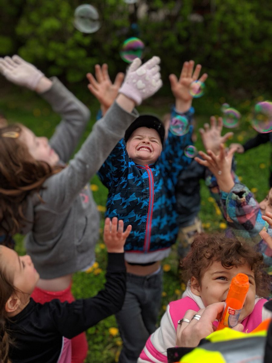 chapmajo55's tweet photo. Bubbles always bring joy. Outdoor Classroom Day 2019. @kprschools @kprearlyyears @crgummow #OutdoorClassroomDay #bubblejoy #Mindfulness https://t.co/U9YTOhYxaq