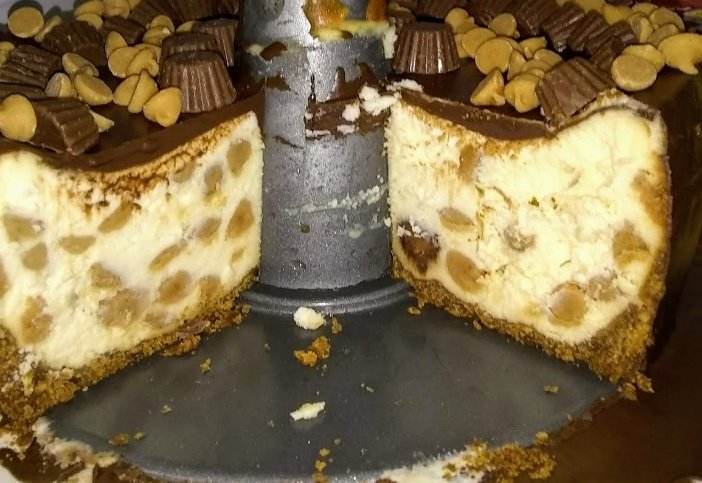 DomonicsLlc's tweet photo. Reese's peanut butter cheesecake every thing is baked fresh and all homemade we don't weigh or count ingredients when it comes to our desserts there's no skemping https://t.co/034bKjLAqE