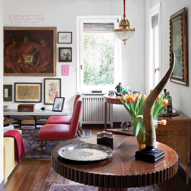 jsdesignerfloor's tweet photo. We love the eclectic blend of old world curiosities and modern elements in this 16th-century, Venetian townhouse: https://t.co/ZSpgFPlEB2 https://t.co/qZhdJpqR5R